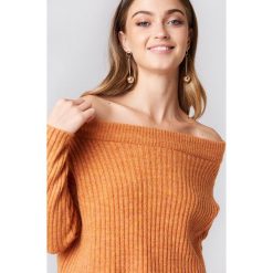 NA-KD Sweter w prążki z odkrytymi ramionami - Orange. Pomarańczowe swetry damskie NA-KD, z dzianiny. W wyprzedaży za 70.98 zł.
