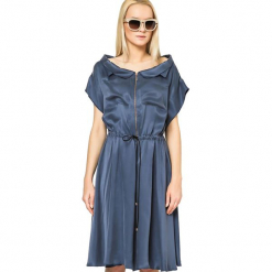 Sukienka w kolorze granatowym. Niebieskie sukienki damskie Ostatnie sztuki w niskich cenach, z denimu, z włoskim kołnierzykiem. W wyprzedaży za 579.95 zł.