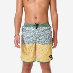 Spodenki surfingowe dla dzieci Decathlon 500 Florastripe. Zielone kąpielówki dla chłopców Decathlon, bez wzorów, z materiału. Za 59.99 zł.