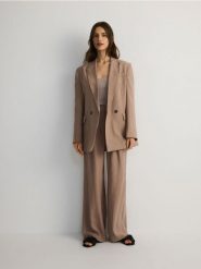 Dwurzędowa marynarka z modalu - brązowy. Brązowe żakiety damskie Reserved, l, bez wzorów, z tkaniny. W wyprzedaży za 89.99 zł.