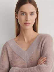 Sweter oversize z wełną - lawendowy. Fioletowe swetry damskie Reserved, l, bez wzorów, z dzianiny, bez kołnierzyka, bez ramiączek, bez kaptura. W wyprzedaży za 119.99 zł.