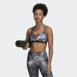 Damski lekki biustonosz adidas Yoga Essentials Studio. Czarne biustonosze Adidas, bez wzorów. W wyprzedaży za 176.40 zł.