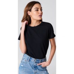 NA-KD Basic T-shirt basic - Black. Czarne t-shirty damskie NA-KD Basic, z bawełny, z okrągłym kołnierzem. Za 52.95 zł.