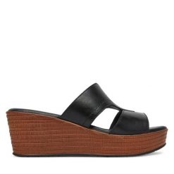 Klapki Lasocki. Czarne klapki damskie Lasocki, bez wzorów, bez obcasa. Za 169.99 zł.