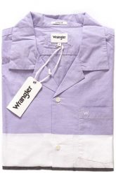 KOSZULA MĘSKA WRANGLER SS RESORT SHIRT CERULEAN W5907BUVT 112129665. Koszule męskie Wrangler, l, bez wzorów, bez kołnierzyka, bez ramiączek. W wyprzedaży za 69.99 zł.