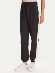 Guess Spodnie dresowe V5YB02 KB3P2 Czarny Regular Fit. Czarne spodnie dresowe damskie Guess, s, z aplikacjami, z bawełny. Za 189.99 zł.