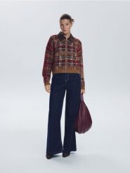 Sweter z kontrastowym kołnierzem - wielobarwny. Swetry damskie Reserved, l, bez wzorów, z dzianiny, bez kołnierzyka, bez ramiączek, bez kaptura. Za 179.99 zł.