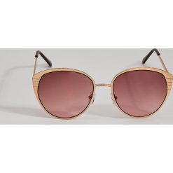 Okulary przeciwsłoneczne w stylu retro - Złoty. Żółte okulary przeciwsłoneczne damskie Mohito. W wyprzedaży za 19.99 zł.