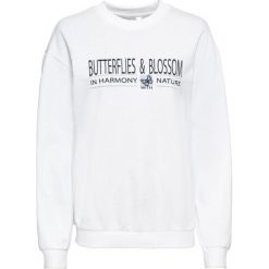 Bluza oversize z haftem bonprix biały z nadrukiem. Bluzy damskie bonprix. Za 74.99 zł.