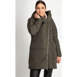 Długa kurtka khaki z asymetrycznym zamkiem QUIOSQUE. Brązowe kurtki damskie QUIOSQUE, na zimę, z puchu. Za 549.99 zł.