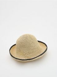 Kapelusz z kontrastowym brzegiem - kremowy. Białe czapki i kapelusze damskie Reserved, bez wzorów. W wyprzedaży za 25.99 zł.