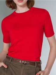 Sweter z krótkim rękawem - czerwony. Czerwone swetry damskie Sinsay, l, bez wzorów, bez kołnierzyka, bez ramiączek, krótkie, bez kaptura. Za 29.99 zł.