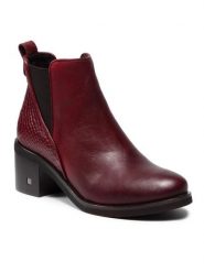 Lasocki Botki 8002-04 Czerwony. Czerwone botki damskie Lasocki, ze skóry, bez obcasa, na słupku, bez zapięcia. Za 147.99 zł.