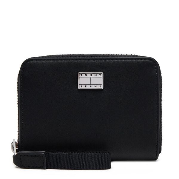 Portfel Tommy Jeans. Czarne portfele damskie Tommy Jeans, bez wzorów, z jeansu. Za 139.99 zł.