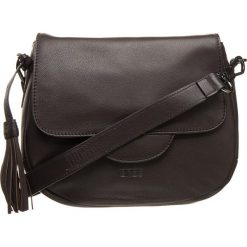 Skórzana torebka "Kano 3" w kolorze ciemnobrązowym - 24,5 x 20 x 8 cm. Brązowe torby na ramię damskie marki BREE. W wyprzedaży za 454.95 zł.
