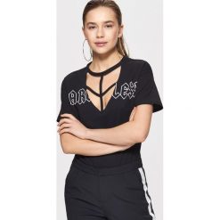 Koszulka oversize z ozdobnym chokerem - Czarny. T-shirty damskie Cropp. Za 29.99 zł.