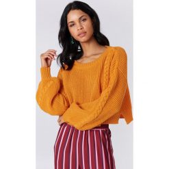NA-KD Krótki sweter ze ściegiem warkoczowym - Orange. Swetry damskie marki NA-KD. W wyprzedaży za 70.97 zł.