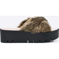 Public Desire - Klapki Kia. Brązowe klapki damskie Public Desire, z materiału. W wyprzedaży za 59.90 zł.