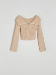 Krótki sweter z kołnierzem - beżowy. Brązowe swetry damskie Reserved, l, bez wzorów, z bawełny, bez kołnierzyka, bez ramiączek, krótkie, bez kaptura. W wyprzedaży za 35.99 zł.