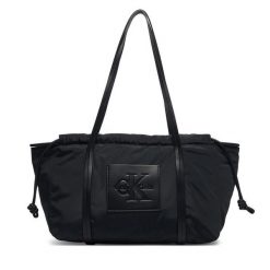 Torebka Calvin Klein. Czarne torebki do ręki damskie Calvin Klein, bez wzorów, klasyczne, bez dodatków. Za 409.99 zł.