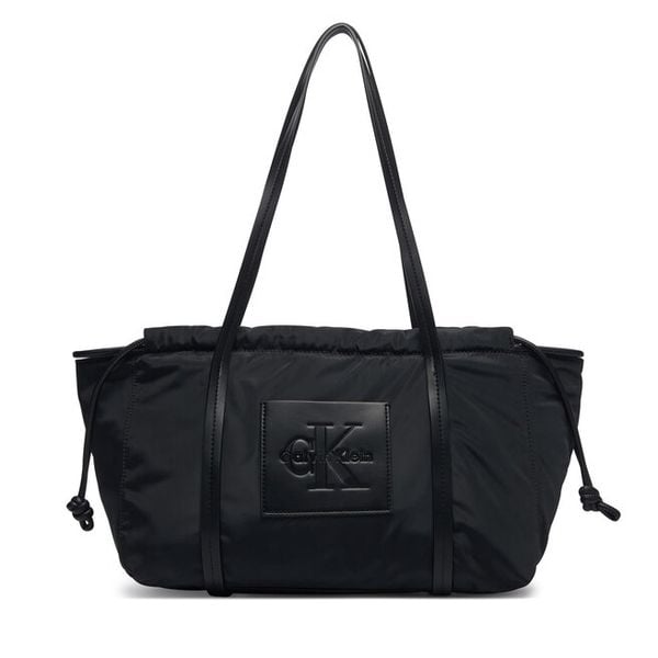 Torebka Calvin Klein. Czarne torebki do ręki damskie Calvin Klein, bez wzorów, bez dodatków. Za 360.99 zł.