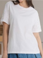 Bawełniana koszulka z ozdobnymi kryształkami - biały. Białe t-shirty damskie Sinsay, l, bez wzorów, z bawełny, bez kołnierzyka. W wyprzedaży za 9.99 zł.