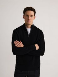 Strukturalny sweter - czarny. Czarne swetry przez głowę męskie Reserved, l, bez wzorów, z bawełny, bez kołnierzyka. W wyprzedaży za 129.99 zł.