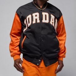 Kurtka bejsbolówka Air Jordan Brooklyn Collegiate Varsity Jacket HV0099-011. Czarne bluzy męskie Jordan, bez wzorów, do koszykówki. Za 642.85 zł.