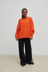 Sweter oversize z bufiastym rękawem FLAME ORANGE- RIVERO-UNI. Pomarańczowe swetry damskie Marsala, na lato, bez wzorów, z wełny, bez kołnierzyka, bez ramiączek, bez kaptura. Za 249.90 zł.