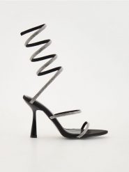 Sandały na szpilce z cyrkoniami - czarny. Czarne sandały damskie Reserved, bez wzorów, ze skóry, bez obcasa, na szpilce, bez zapięcia. W wyprzedaży za 99.99 zł.