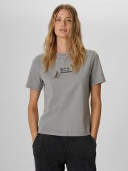 4F T-shirt loose z nadrukiem damski - szary L. Szare t-shirty damskie 4f, l, bez wzorów, z bawełny, klasyczne, bez kołnierzyka. Za 79.99 zł.
