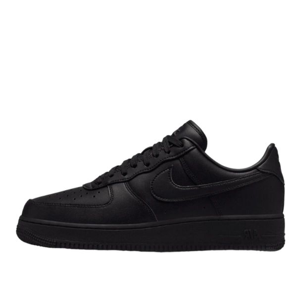 Buty do chodzenia dla dorosłych Air Force 1 Low '07 Fresh Black. Czarne obuwie sportowe damskie Nike, bez wzorów, z gumy, trekkingowe. Za 569.99 zł.