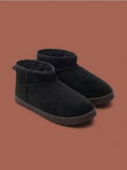 Botki z ociepleniem - czarny. Czarne botki damskie Sinsay, bez obcasa, bez zapięcia. Za 39.99 zł.
