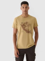 4F T-shirt regular z nadrukiem męski - beżowy S. Brązowe koszulki sportowe męskie 4f, m, bez wzorów, z bawełny, klasyczne, bez kołnierzyka. W wyprzedaży za 39.99 zł.