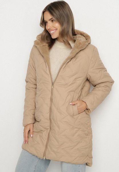 Ciemnobeżowa Długa Kurtka Dwustronna z Pikowanymi Przeszyciami i Kapturem Olidia. Brązowe kurtki damskie Born2be, l, bez wzorów, z dzianiny. Za 179.99 zł.