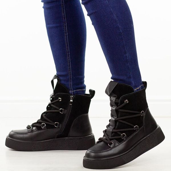 Czarne skórzane botki damskie Cambell 52330. Czarne botki damskie Cambell, na jesień, z jeansu, eleganckie, z okrągłym noskiem, bez obcasa, na płaskiej podeszwie, bez zapięcia. W wyprzedaży za 278.07 zł.