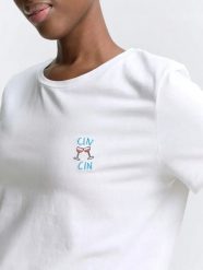T-SHIRT WITH CHEST EMBRO KOSZULKA DAMSKA TOM TAILOR. Białe koszulki sportowe damskie Tom Tailor, uniwersalny, bez wzorów, z bawełny, bez kołnierzyka, bez ramiączek, na fitness i siłownię. Za 112.00 zł.