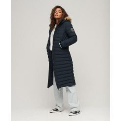 Długi pikowany płaszcz z kapturem Fuji od SUPERDRY. Niebieskie płaszcze damskie Superdry., bez wzorów, eleganckie, długie, z kapturem. W wyprzedaży za 455.55 zł.