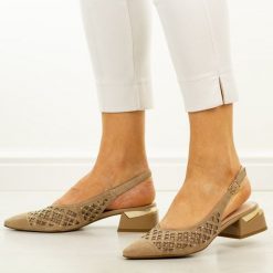 Beżowe przewiewne czółenka damskie DiA 3004. Brązowe czółenka damskie DiA, z aplikacjami, z materiału, eleganckie, bez obcasa, na obcasie, bez zapięcia. Za 399.00 zł.