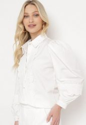 Biała Bawełniana Koszula z Bufiastymi Rękawami i Ażurowymi Lamówkami Adarphona. Białe bluzki damskie Born2be, m, w ażurowe wzory, z bawełny, bez kołnierzyka, bez ramiączek. Za 84.99 zł.