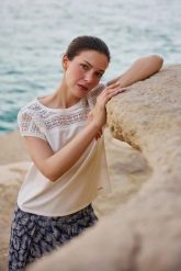 Bluzka z bawełny z koronką biała. Białe bluzki damskie MOODO, l, bez wzorów, z bawełny, bez kołnierzyka, bez ramiączek. Za 59.99 zł.