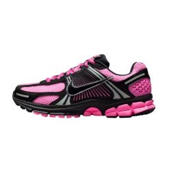 Buty Nike Zoom Vomero 5 Różowe/Czarne/Srebrne. Czarne obuwie sportowe damskie Nike, bez wzorów, z materiału, do biegania, nike zoom. Za 595.00 zł.