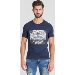 GRANATOWY T-SHIRT TRUSSARDI JEANS. Niebieskie t-shirty męskie TRUSSARDI JEANS, l, bez wzorów, z bawełny, klasyczne, bez kołnierzyka. Za 94.50 zł.