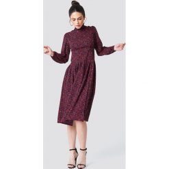 NA-KD Sukienka midi ze stójką i guzikami - Multicolor. Szare sukienki damskie NA-KD, z dekoltem na plecach. Za 202.95 zł.