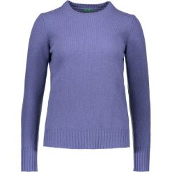 Sweter wełniany w kolorze niebieskim. Niebieskie swetry damskie marki Benetton, z wełny, z okrągłym kołnierzem. W wyprzedaży za 59.95 zł.