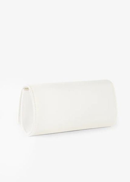 Kopertówka z matowego satynowego materiału. Białe kopertówki damskie bonprix, bez wzorów, z satyny, eleganckie, na ramię, matowe, bez dodatków. Za 129.99 zł.