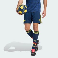 Spodenki wyjazdowe Arsenal FC 26/27. Niebieskie krótkie spodenki sportowe męskie Adidas, l, bez wzorów, z dzianiny, do piłki nożnej, climacool (adidas). Za 199.00 zł.