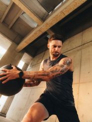 4F Koszulka treningowa regular szybkoschnąca męska - czarna XL. Czarne koszulki sportowe męskie 4f, m, bez wzorów, klasyczne, bez kołnierzyka. Za 99.99 zł.