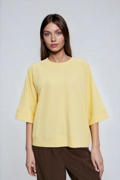 Bluza z krótkimi i szerokimi rękawami żółta. Żółte bluzy damskie MOODO, l, bez wzorów, z bawełny, bez kaptura. Za 89.99 zł.