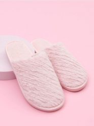 Kapcie - różowy. Czerwone kapcie damskie Sinsay, bez wzorów. W wyprzedaży za 11.99 zł.